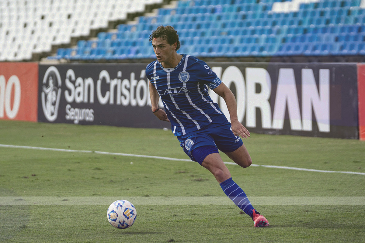 平铺的信封、信纸与印章，信纸上有手写的预约字样